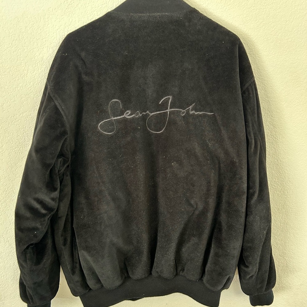 Throwback Sean John Jacket in excellent condition! Get it now for Fall!